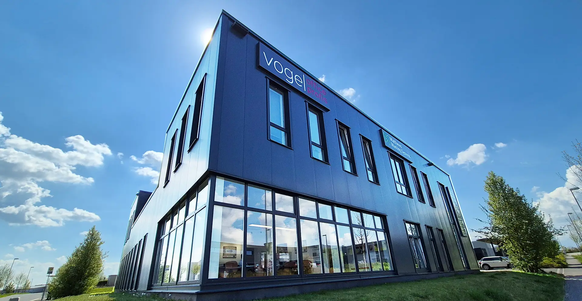 Eine Gruppe von Fachleuten, die in einem Büro zusammenarbeiten, Computer und den Xerox® VersaLink® B625 Multifunktionsdrucker für ihre Aufgaben nutzen.